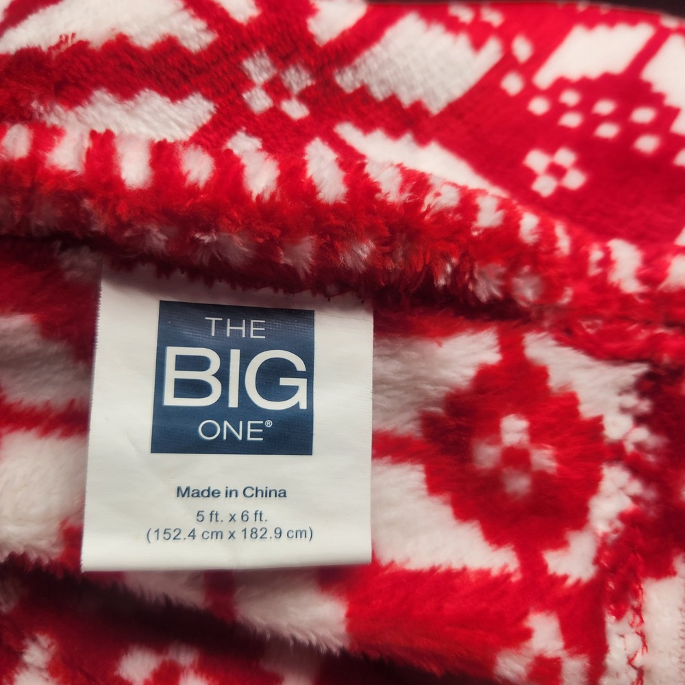 The Big One Fleece Throw Blanket Red White Snowflake Super Soft Cozy 5 ft x 6 ft